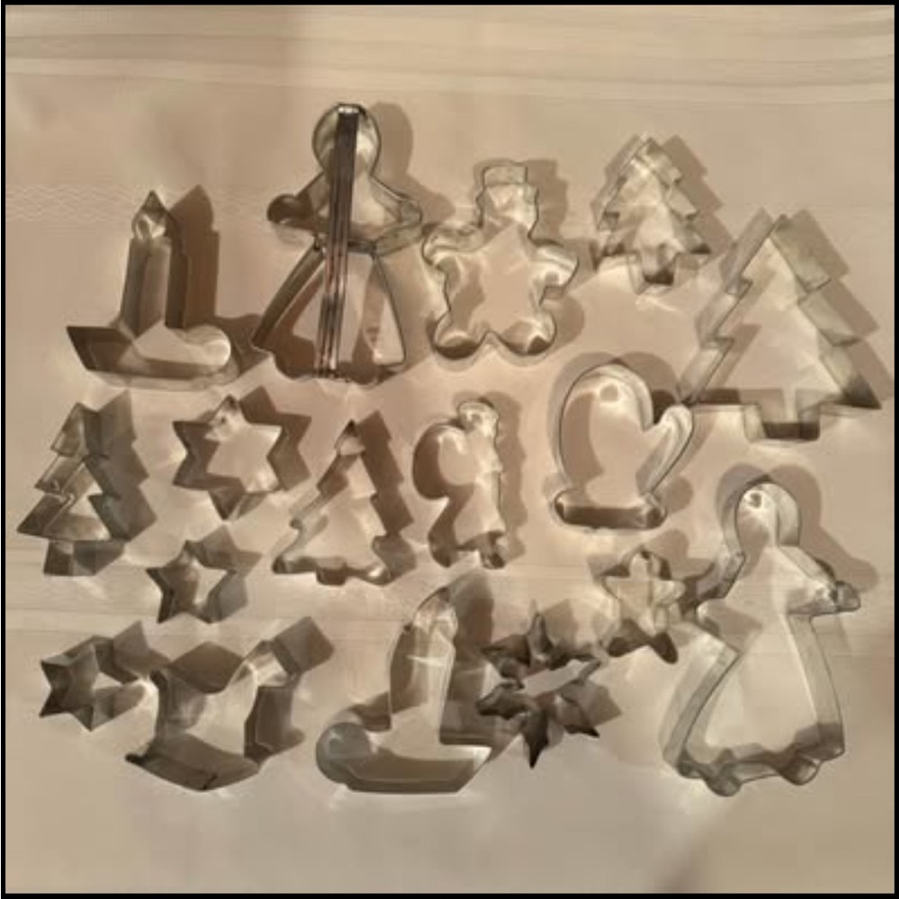 17 Metal Christmas Cookie Cutters